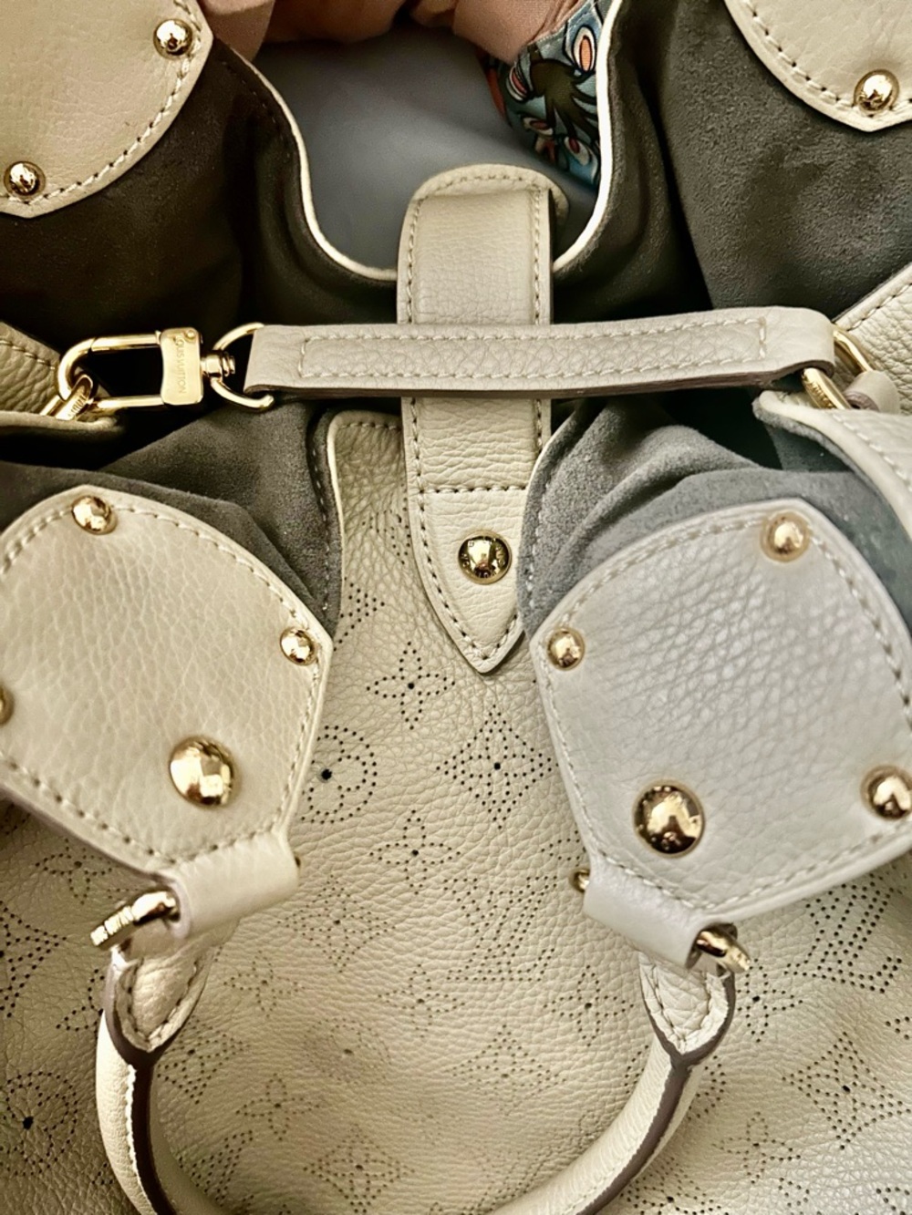 Louis Vuitton Mahina hobo - Picture 7 of 10